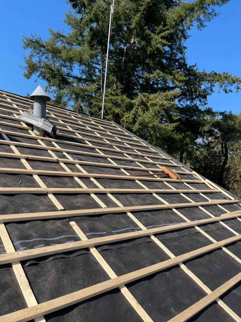 Pitched roof fitted with new breathable membrane and battens in Ede