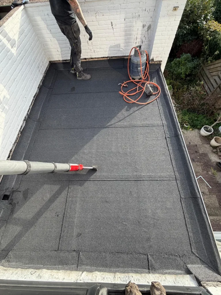 Plat dak in Ede afgewerkt met nieuwe gebrande bitumen dakbedekking door Dakdekker Specialist Ede