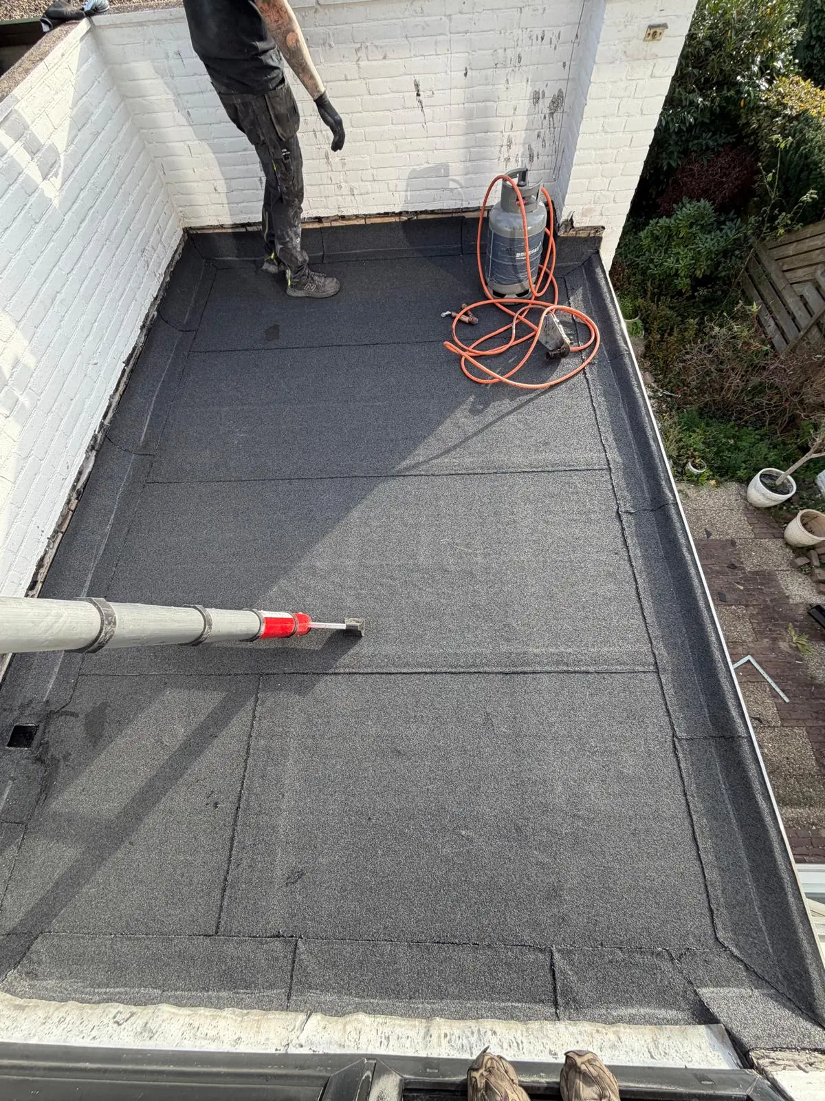 Plat dak in Ede afgewerkt met nieuwe gebrande bitumen dakbedekking door Dakdekker Specialist Ede