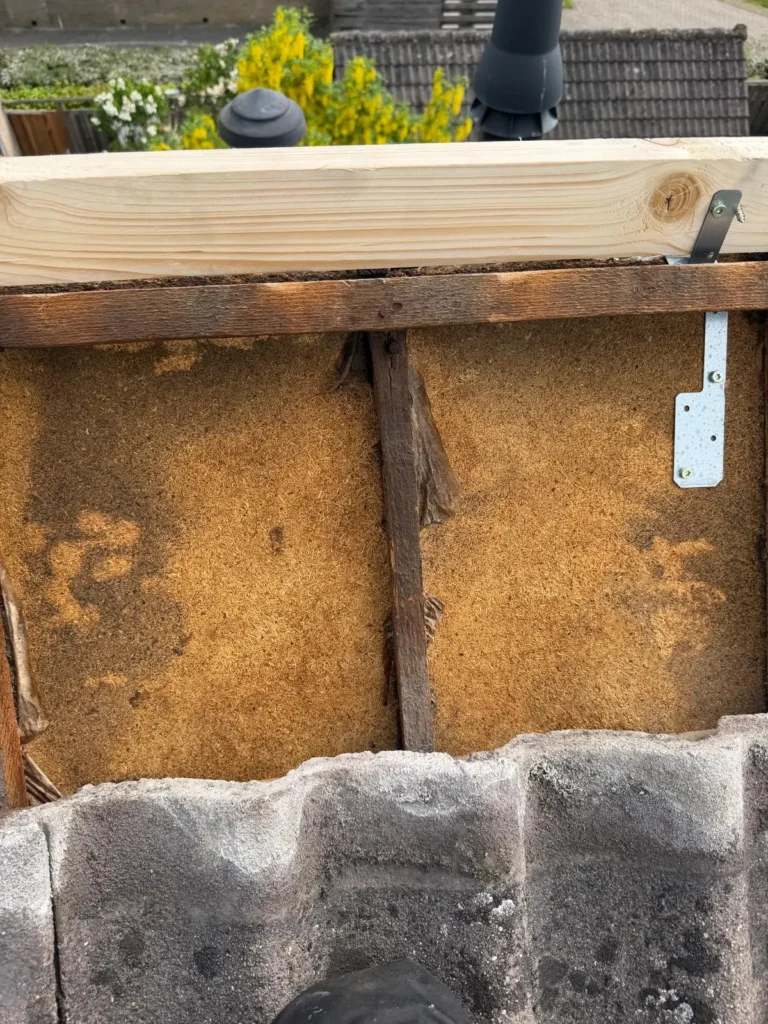 Nieuwe houten nokbalk op metalen nokbalkhouder bij een nokrenovatie in Wijchen