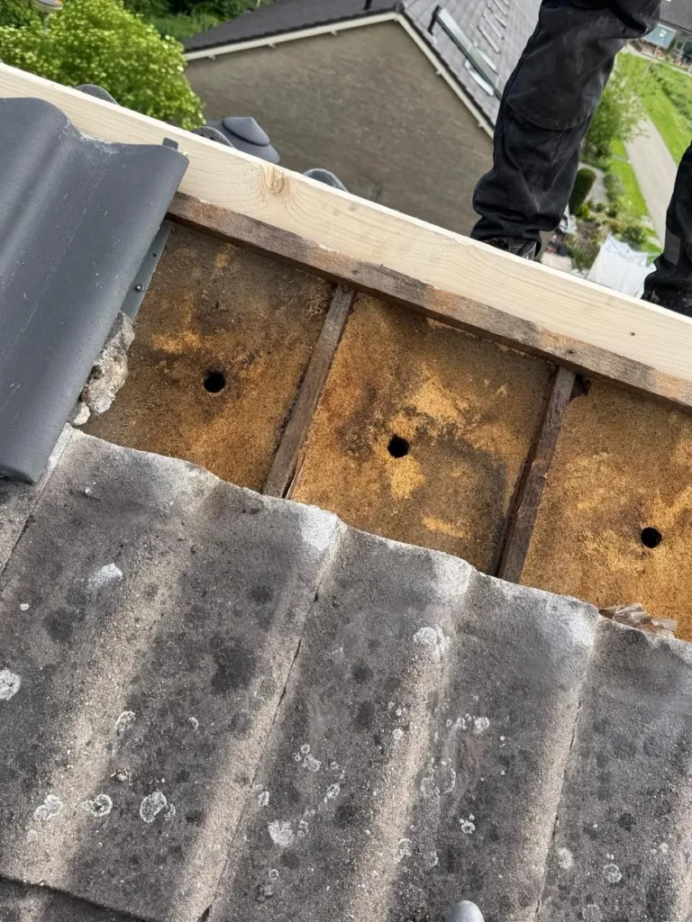 Open nok van een pannendak in Wijchen na het verwijderen van de nokpannen, met nieuwe nokbalk