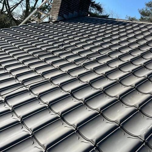 New tiled roof with dark glazed roof tiles and chimney in Ede